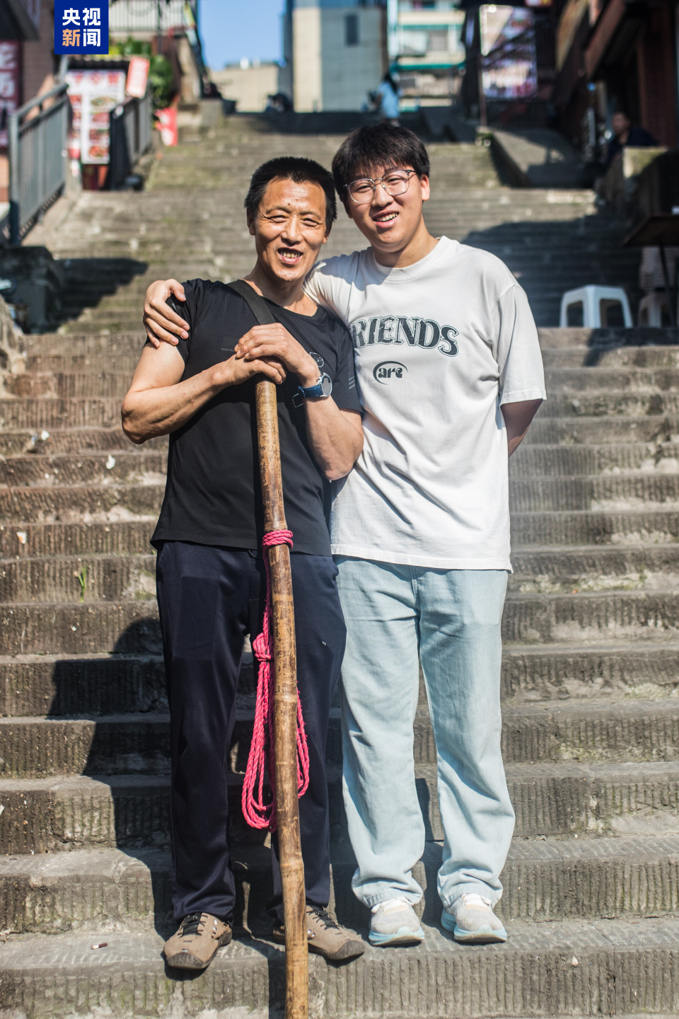 “重庆棒棒父子”儿子考上专科重庆棒棒父子背后的骄傲，儿子考上专科